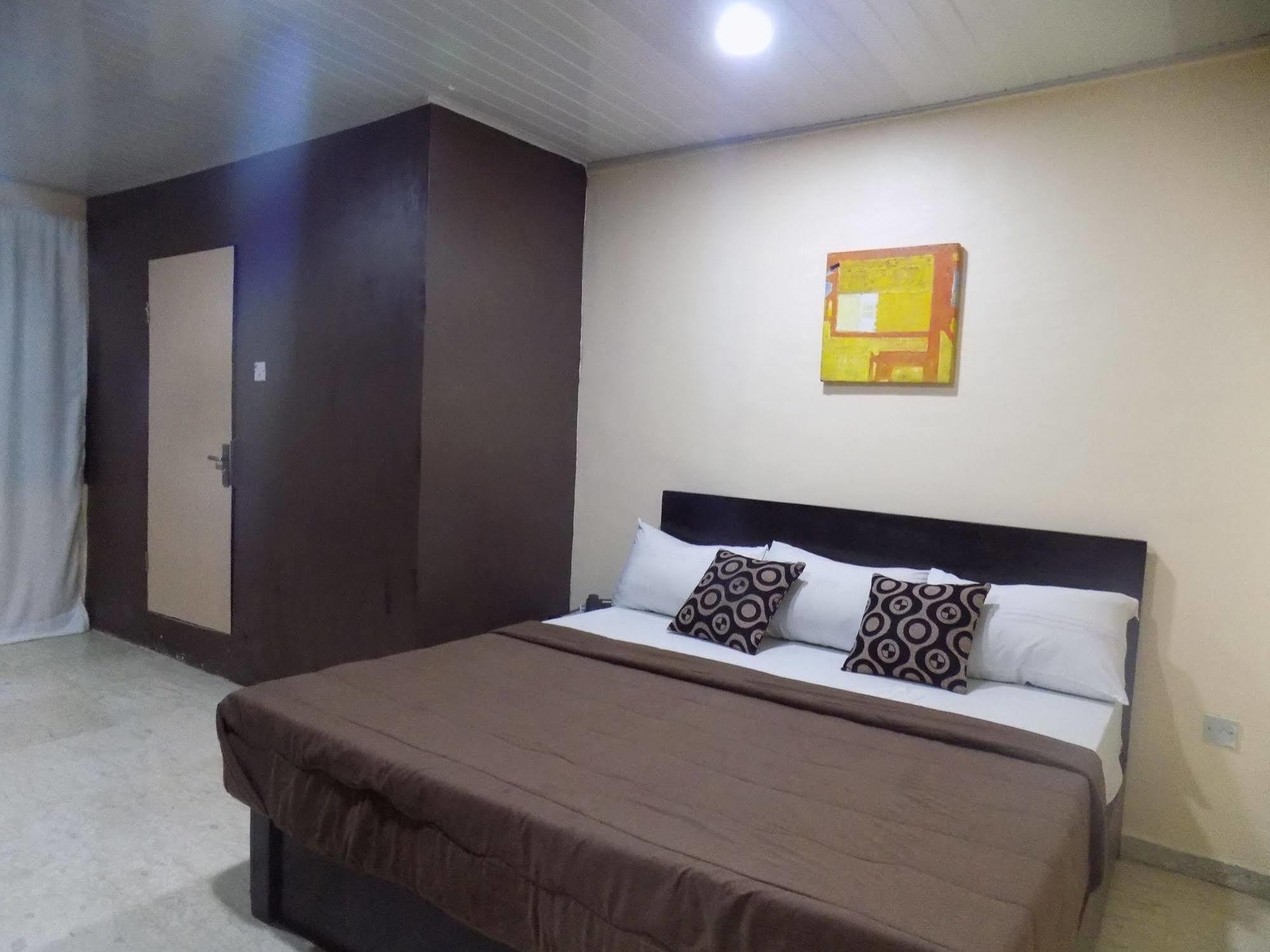 Posh Apartments And Hotel Ikeja Exterior foto